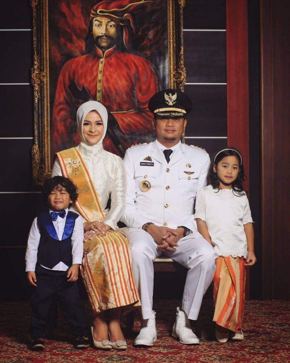 Kebaya seragam keluarga. (instagram.com/priskaparamita)