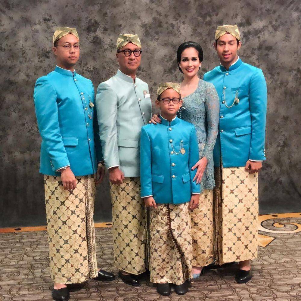 Kebaya seragam keluarga. (instagram.com/loemongga)