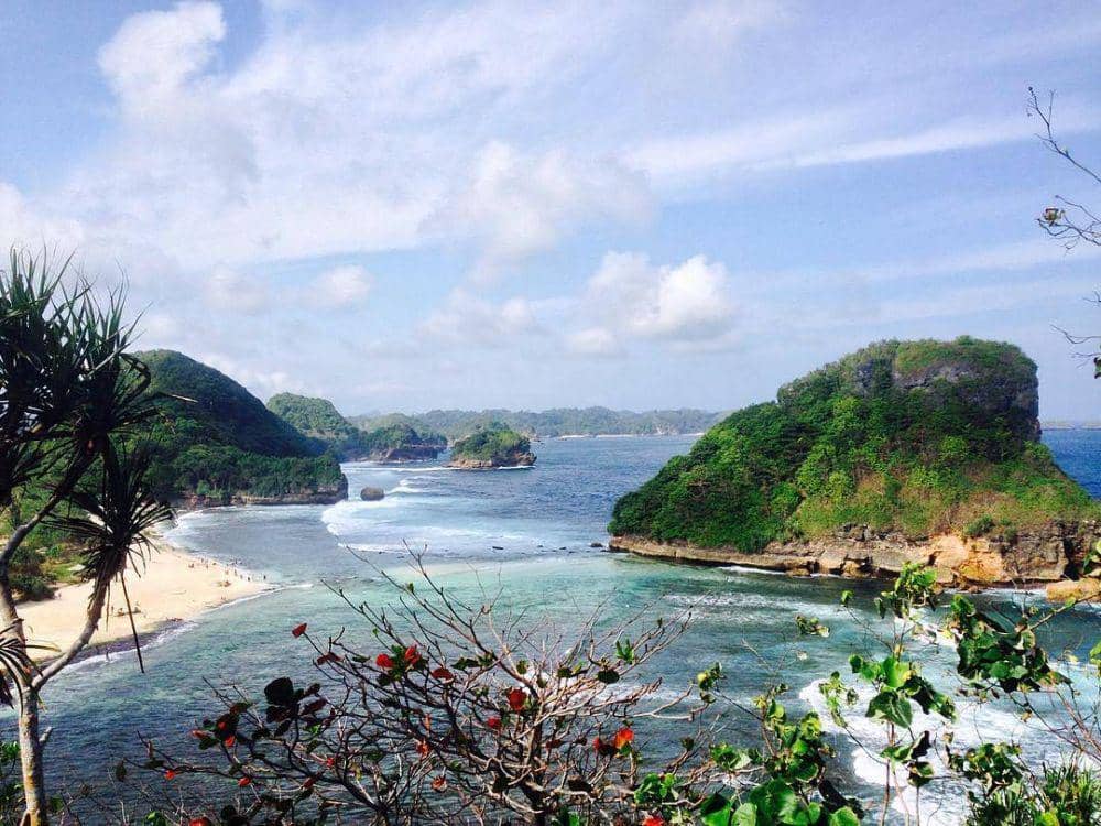 Pantai goa cina (instagram.com/Yoiki_malang)