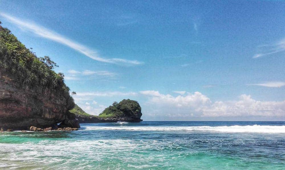 Pantai goa cina (instagram.com/Malang_mbois)