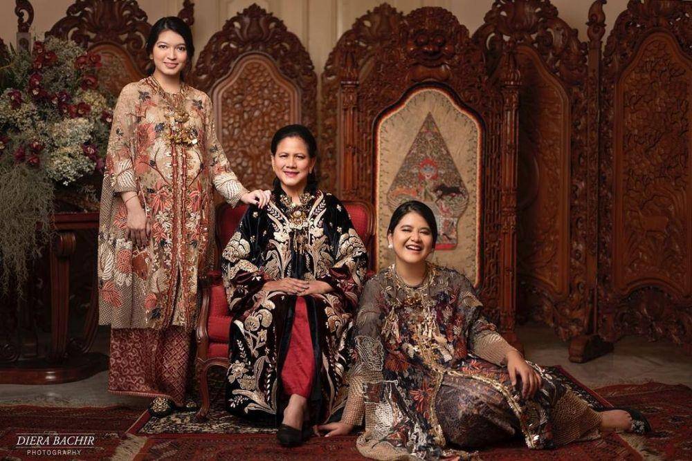 Kebaya seragam keluarga. (instagram.com/doleytobing)