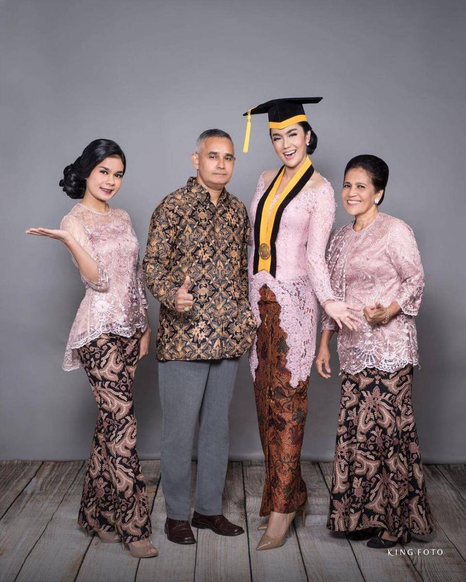 Kebaya seragam. (instagram.com/intanaletrino)