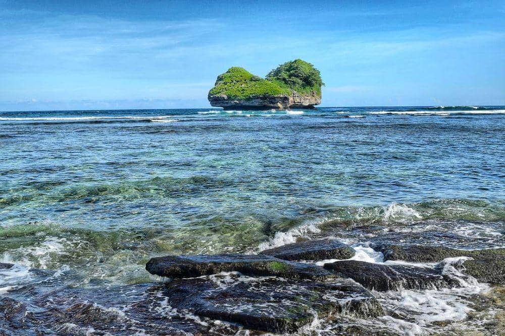 Pantai goa cina (instagram.com/pantaimalang)