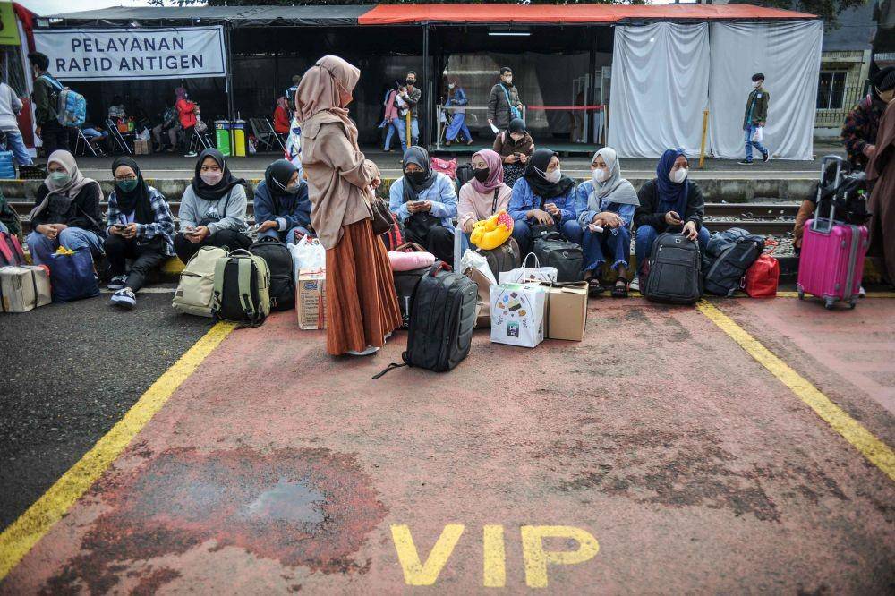 Calon penumpang kereta api Pasundan tujuan Surabaya menunggu keberangkatan di Stasiun Kiaracondong, Bandung, Jawa Barat, Kamis (28/4/2022). (ANTARA FOTO/Raisan Al Farisi)