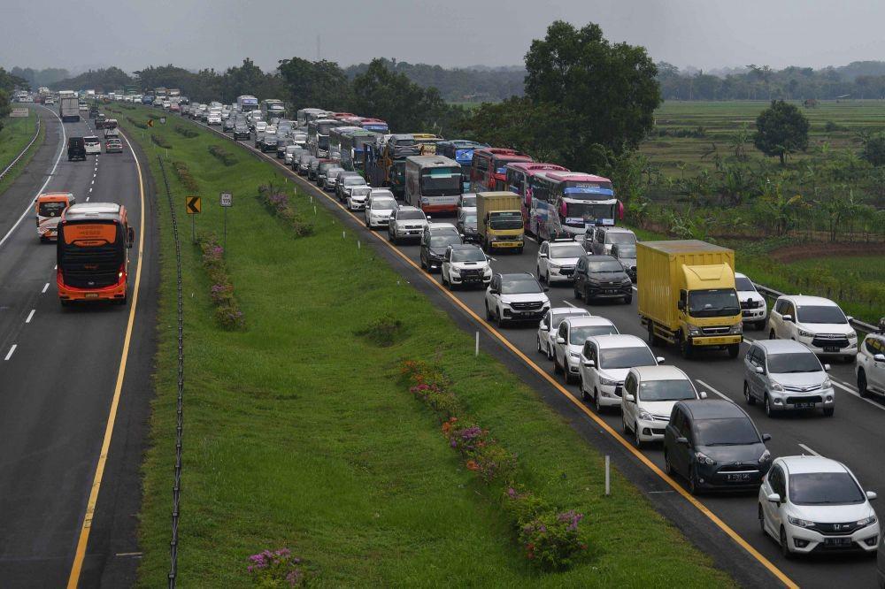 Polisi Mulai Lakukan Sistem One Way Tol Palimanan Menuju Jakarta