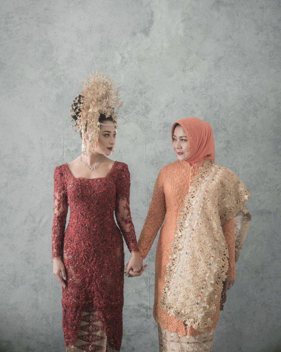 ilustrasi pengantin wanita Minangkabau bersama ibunya (instagram.com/nikitawillyofficial94)