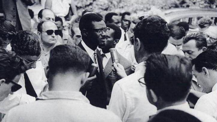 Patrice Lumumba memberikan konferensi pers secara dadakan (commons.wikimedia.org/unknown, Congopresse)
