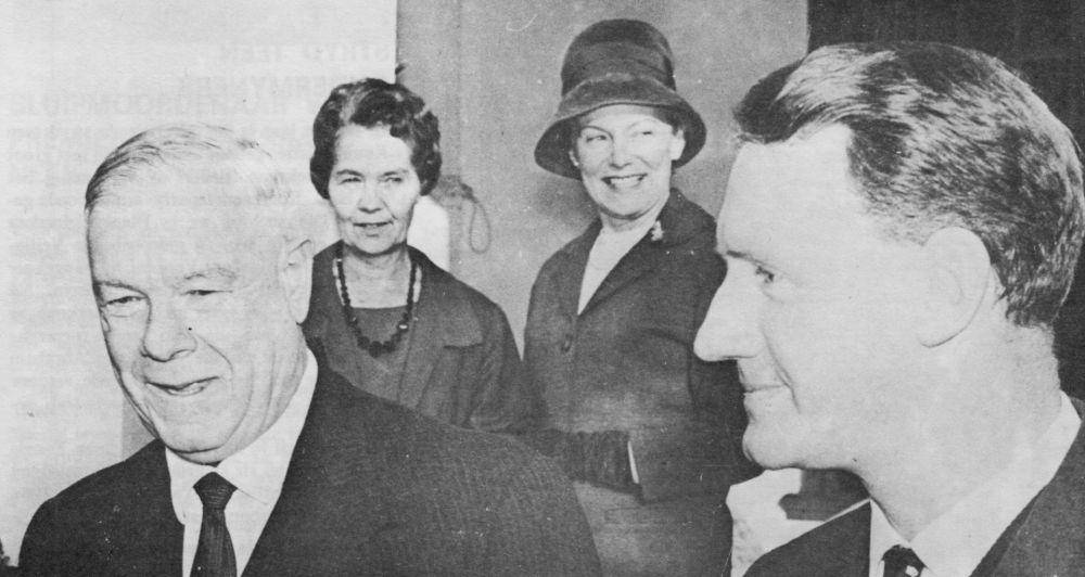 Ian Smith dan istrinya (kanan) dalam kunjungan ke Afrika Selatan pada Januari 1964 bersama Perdana Menteri Afrika Selatan Dr. Hendrik Verwoerd dan istrinya Betsy (kiri). (commons.wikimedia.org/Lycksele-Nord)