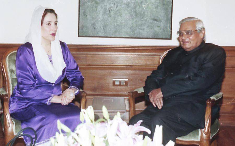 Mantan Perdana Menteri Pakistan Ibu Benazir Bhutto (kiri) saat mengunjungi Perdana Menteri Shri Atal Bihari Vajpayee di New Delhi pada 12 Desember 2003. (commons.wikimedia.org/Government of India)