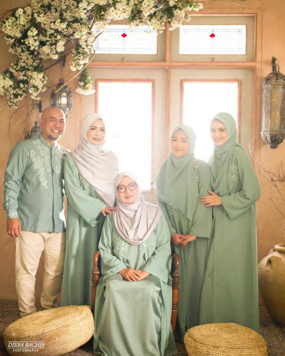 Syifa dan keluarga (instagram.com/syifahadjureal)