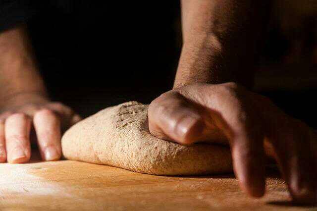 potret membuat adonan kue bagea(pixabay.com/giulioperricone)