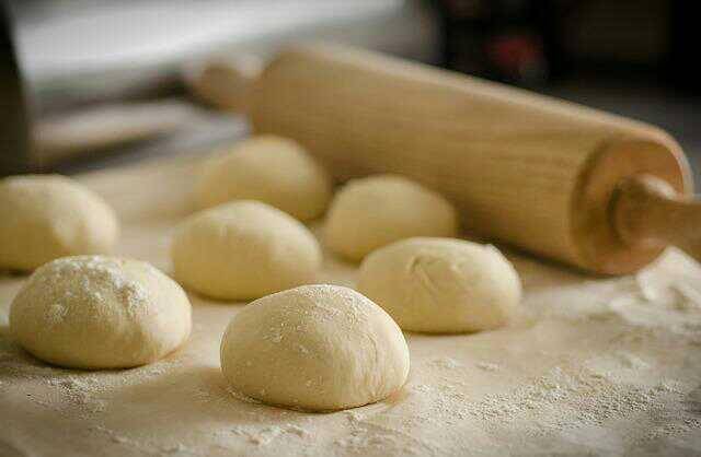 potret mencetak kue bagea(pixabay.com/skitterphoto)