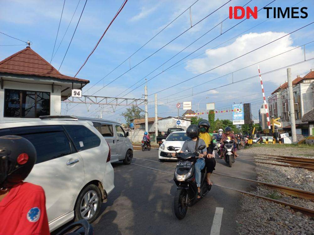 Persimpangan sebidang di Stasiun Solo Balapan. (IDN Times/Larasati Rey)