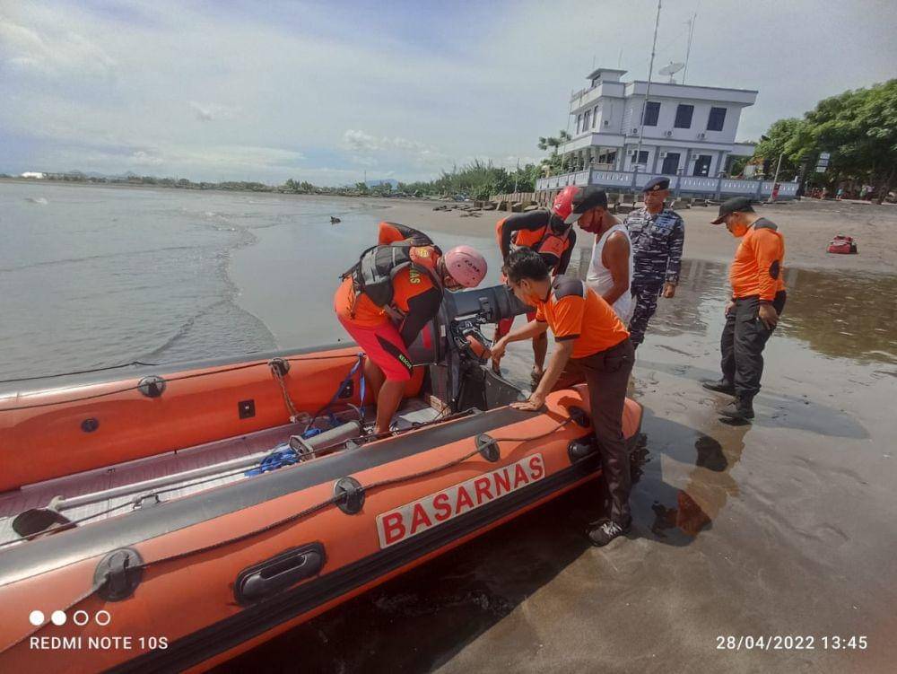 5 Orang Mudik dari Bali ke Banyuwangi Naik Perahu, 1 Orang Hanyut. Dok Pos SAR Banyuwangi.