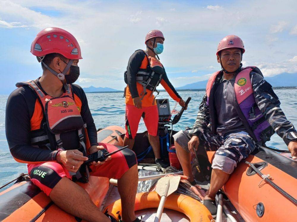 5 Orang Mudik dari Bali ke Banyuwangi Naik Perahu, 1 Orang Hanyut. Dok Pos SAR Banyuwangi.