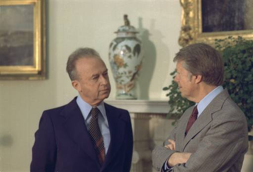 Yitzhak Rabin, Perdana Menteri Israel (kiri) dan Jimmy Carter (commons.wikimedia.org/Unknown author)
