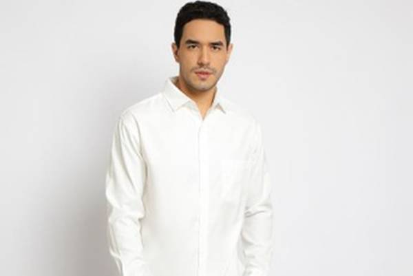 Paul May sebagai merek kemeja putih polos (zalora.co.id)