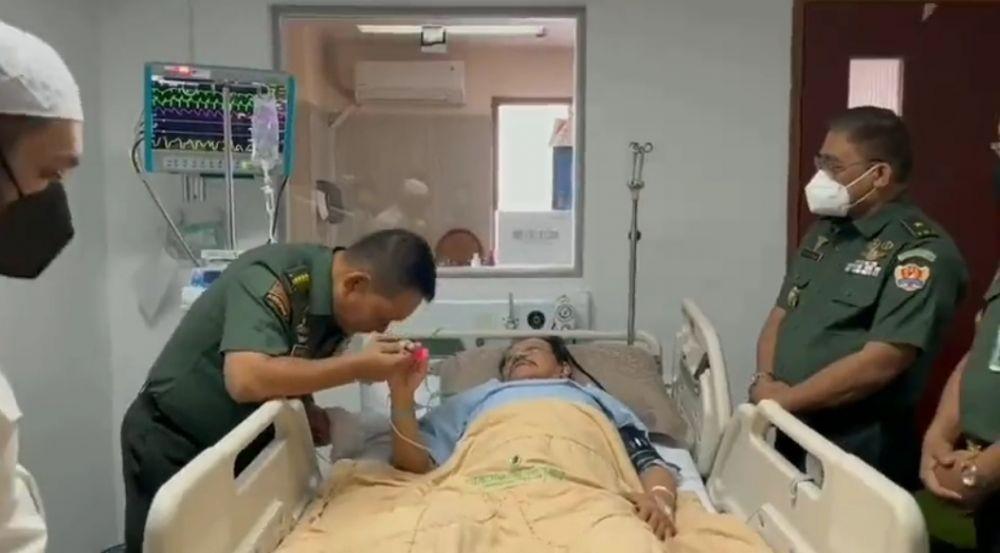 KSAD Dudung Jenguk Hendropriyono yang Dirawat di RSPAD