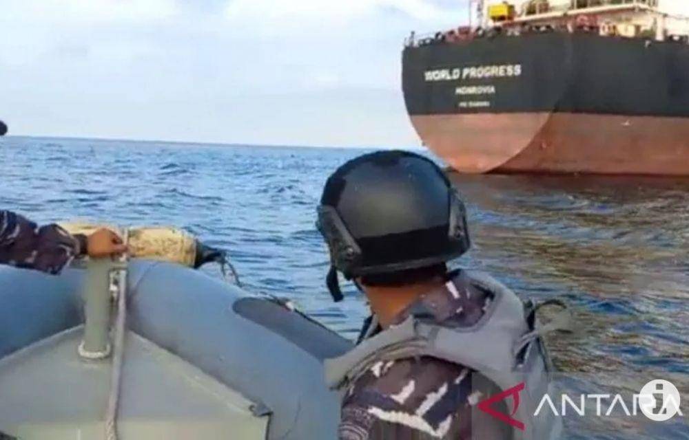 TNI Angkatan Laut tangkap kapal dengan nama lambung World Progress yang berlayar dari Dumai menuju ke India dan memuat palm oil dan CPO (ANTARA FOTO)