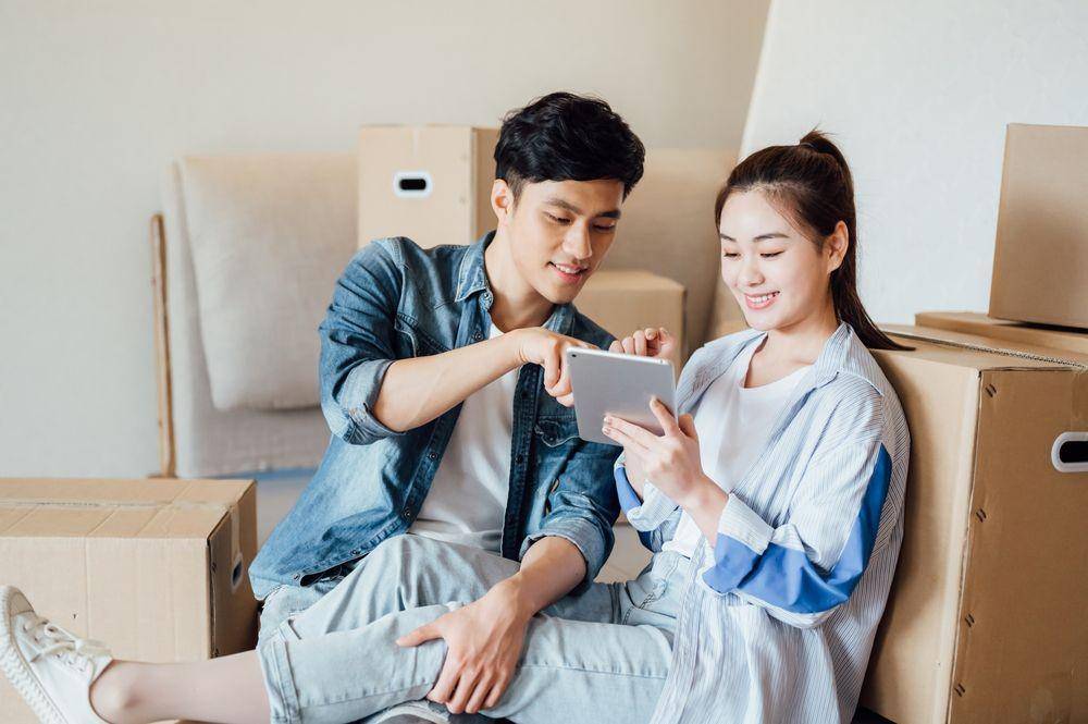 Millennial sedang belanja online (Shutterstock/JodieWangss)
