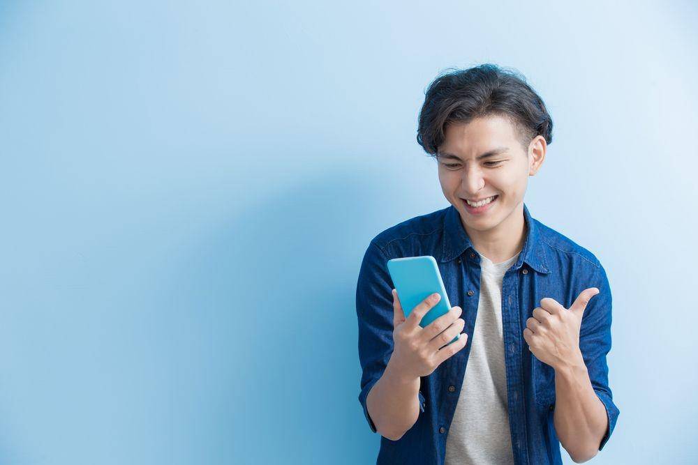 Millennial sedang belanja online (Shutterstock/aslysun)