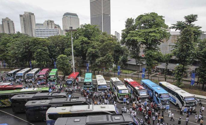 Terganjal Booster, Ratusan Pemudik Pilih Pulang Kampung ke Jateng Naik Bus