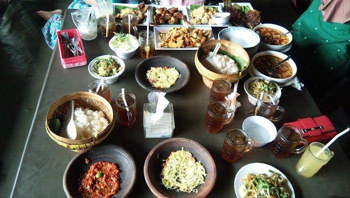 Ilustrasi Makanan di Waroeng Oemik Ika Ganjarane Hidayah (https://www.waze.com/)