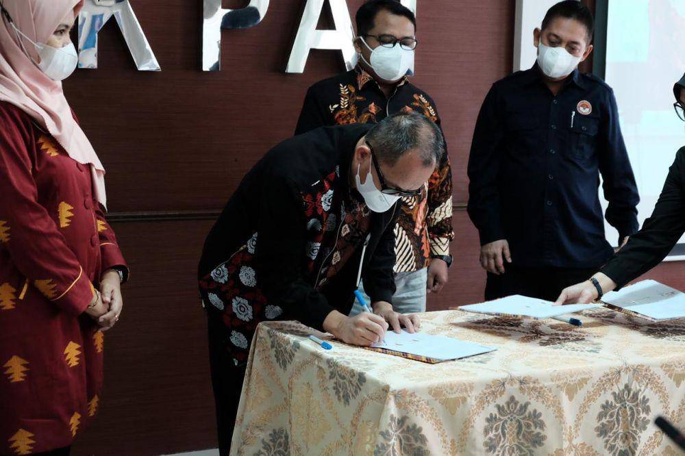 Penandatanganan perjanjian kerja sama tentang pemenuhan hak restitusi anak korban (dok. KemenPPPA)