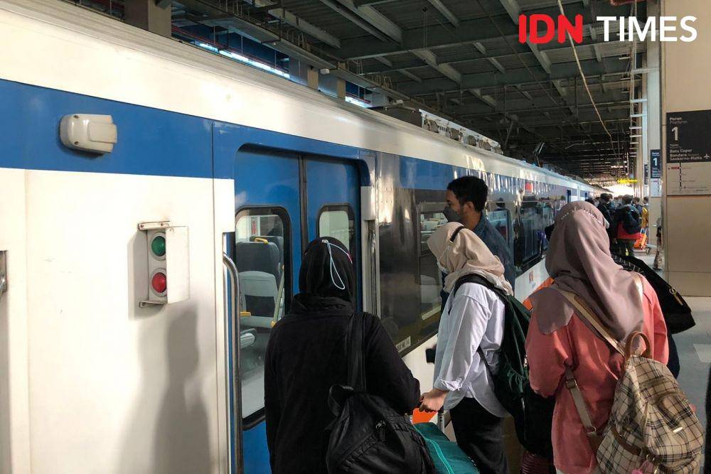 Suasana Stasiun KA Bandara Sudirman Baru di puncak arus mudik Lebaran, Kamis (28/4/2022). (IDN Times/Vadhia Lidyana)