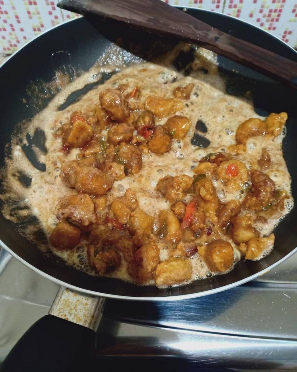 ilustrasi memasak ayam telur asin (instagram.com/fanny_dcatqueen)