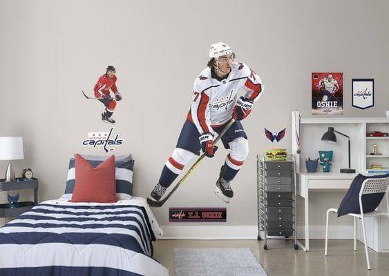 Kamar tidur bertema hobi hockey (pinterest.com/Fathead Wall Decals)