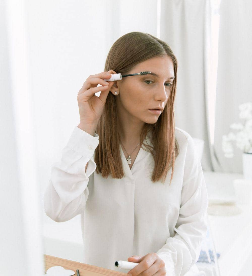 ilustrasi tahapan merias wajah yang simpel (pexels.com/Ekaterina Bolovtsova)