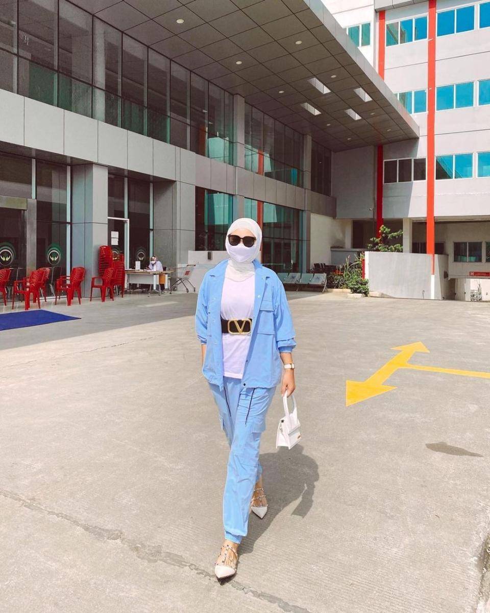 Office look ala Dian Pelangi (instagram.com/dianpelangi)
