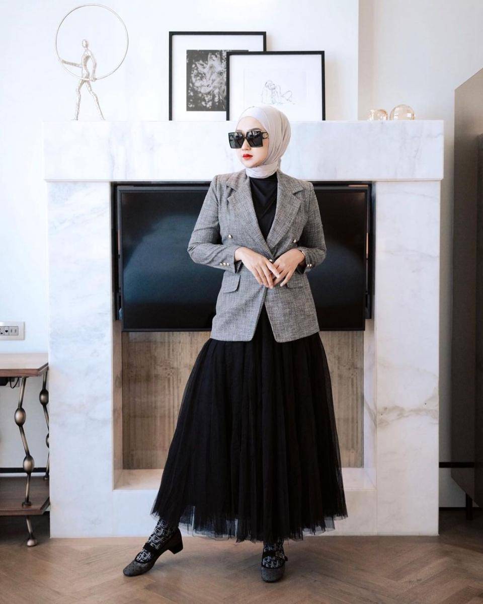 Office look ala Dian Pelangi (instagram.com/dianpelangi)
