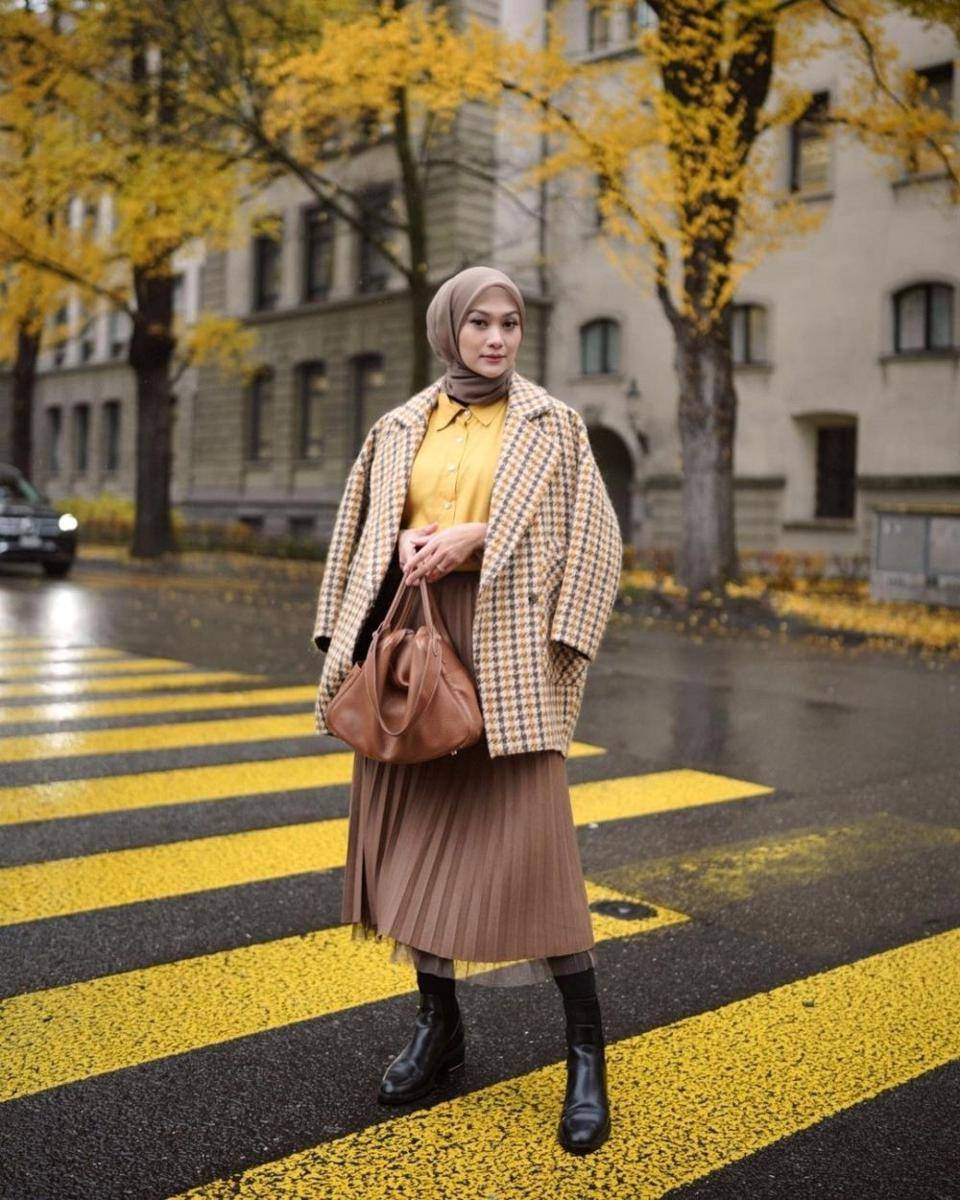 Mix and match kemeja dan blouse ala Nada Indah Puspita (instagram.com/indahnadapuspita)