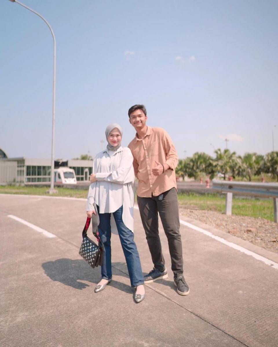 Mix and match kemeja dan blouse ala Nada Indah Puspita (instagram.com/indahnadapuspita)