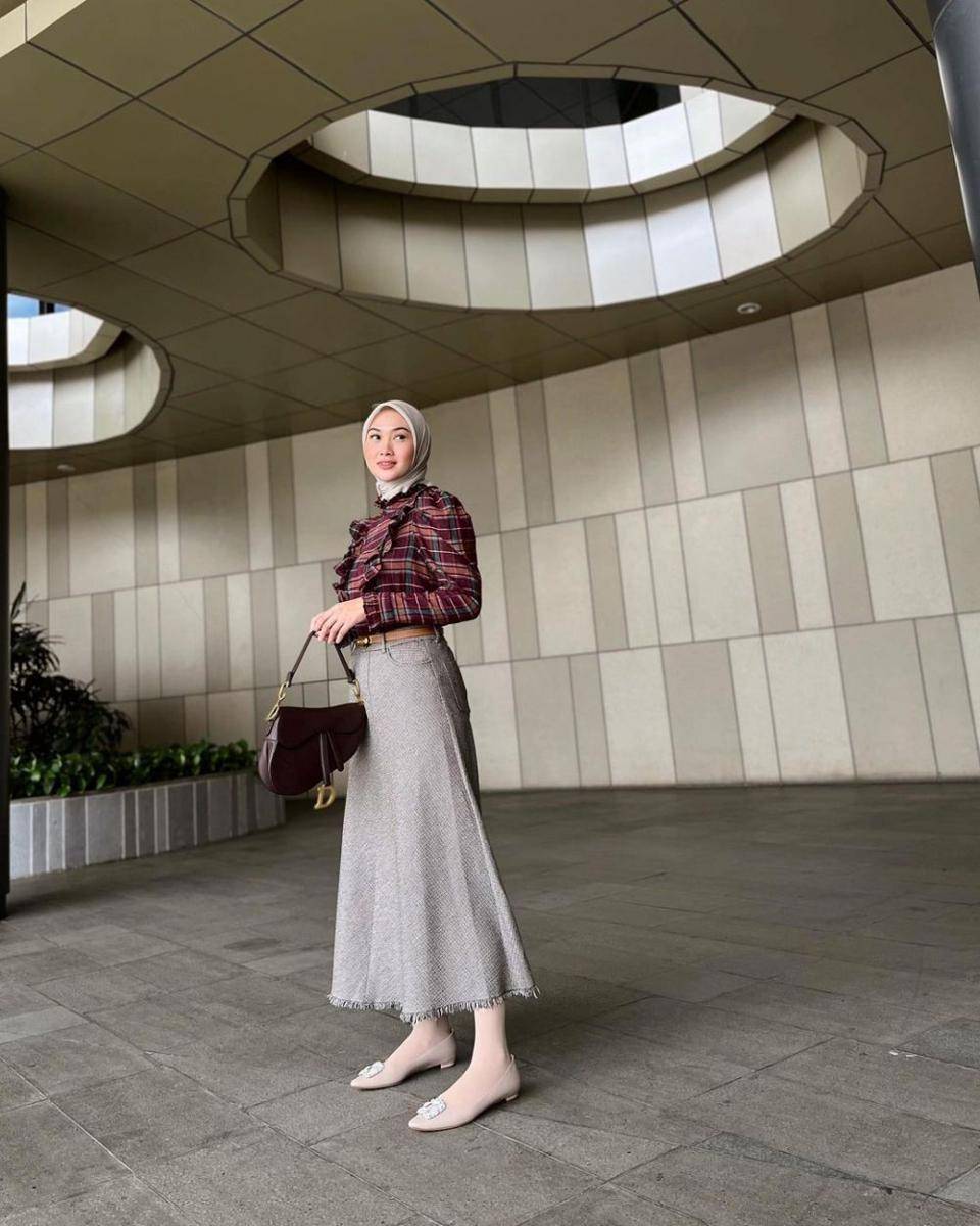 Mix and match kemeja dan blouse ala Nada Indah Puspita (instagram.com/indahnadapuspita)