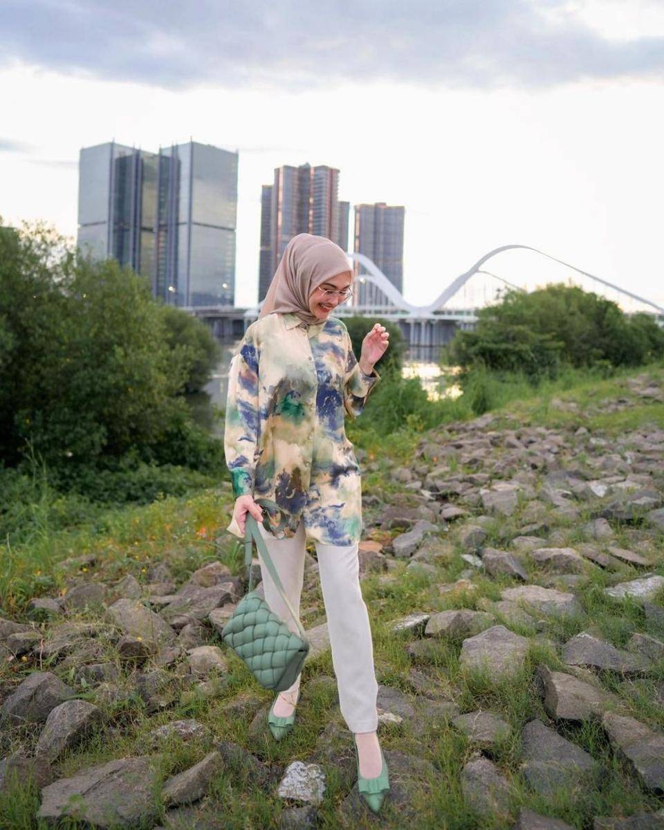 Mix and match kemeja dan blouse ala Nada Indah Puspita (instagram.com/indahnadapuspita)
