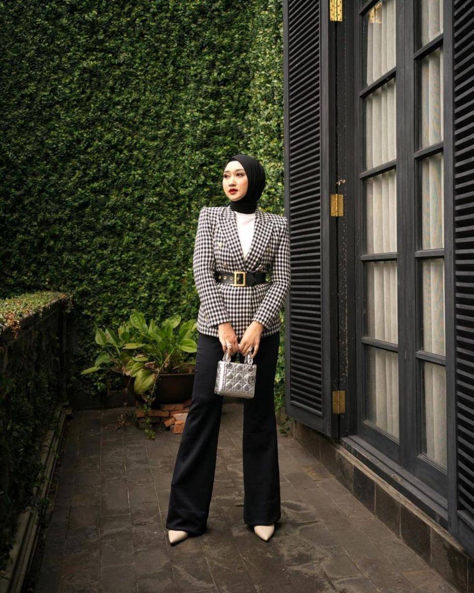 Office look ala Dian Pelangi (instagram.com/dianpelangi)