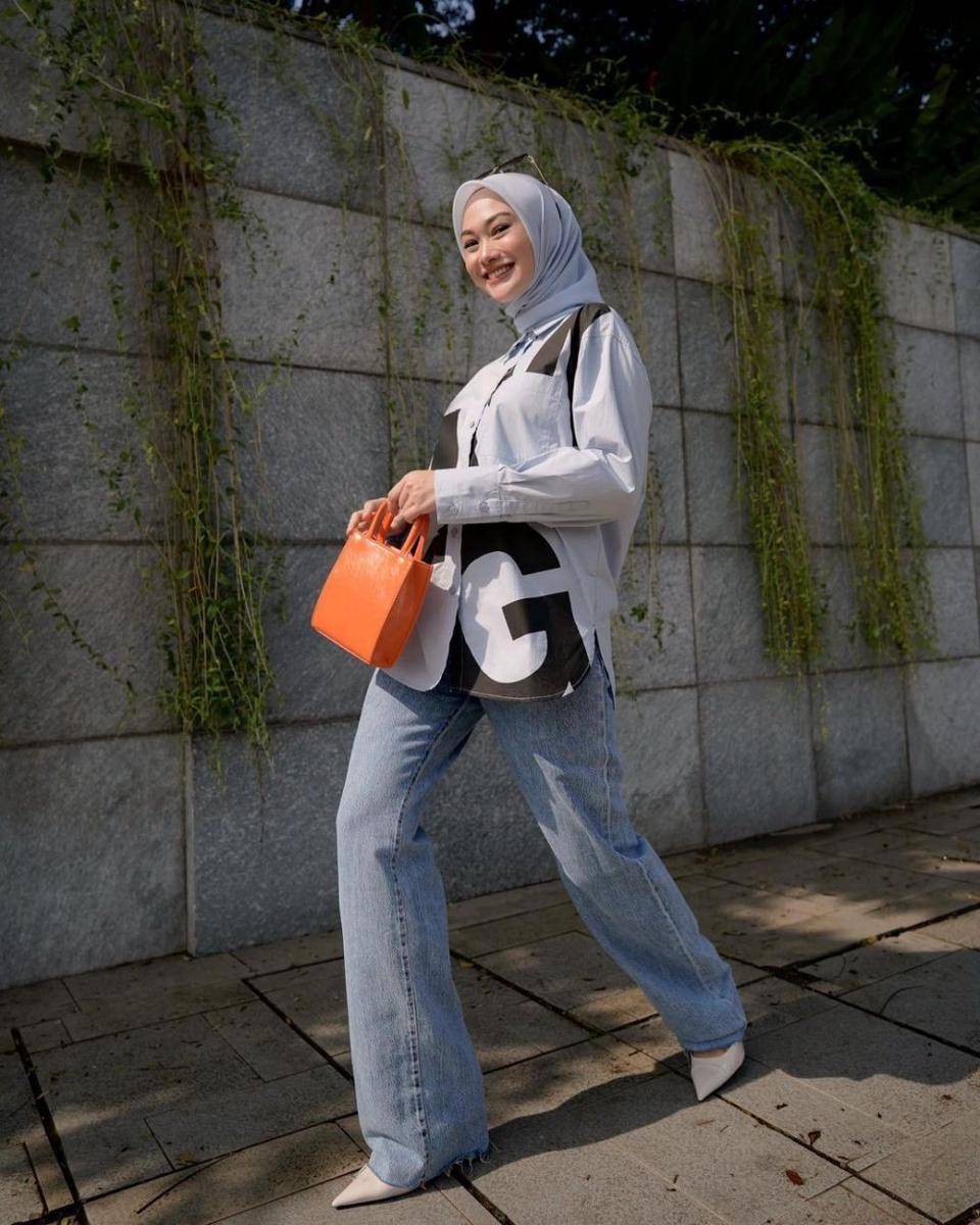 Mix and match kemeja dan blouse ala Nada Indah Puspita (instagram.com/indahnadapuspita)