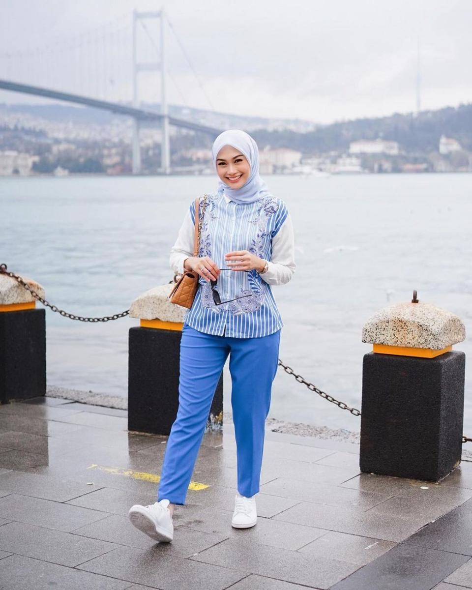 Mix and match kemeja dan blouse ala Nada Indah Puspita (instagram.com/indahnadapuspita)