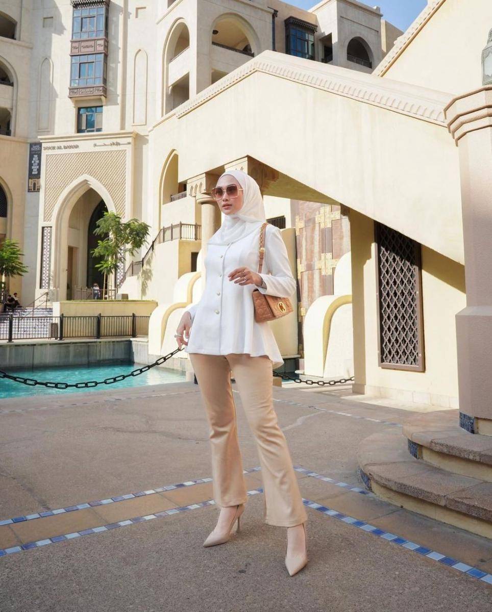 Mix and match kemeja dan blouse ala Nada Indah Puspita (instagram.com/indahnadapuspita)