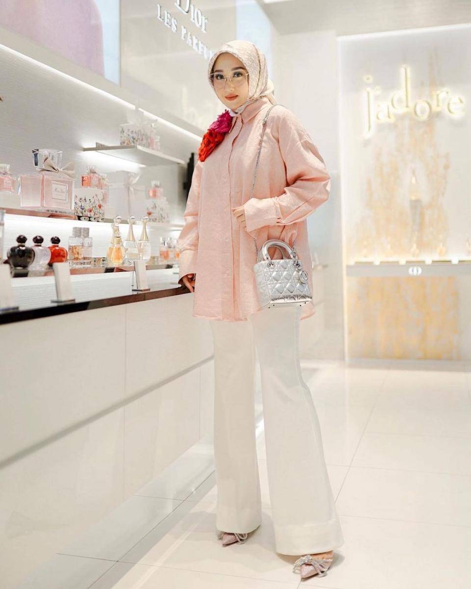 Office look ala Dian Pelangi (instagram.com/dianpelangi)