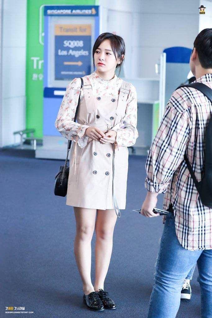 outfit girly Sejeong (twitter.com/karinaa00480465)