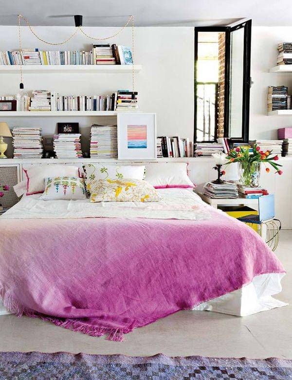 Kamar tidur bertema hobi membaca (homemydesign.com)