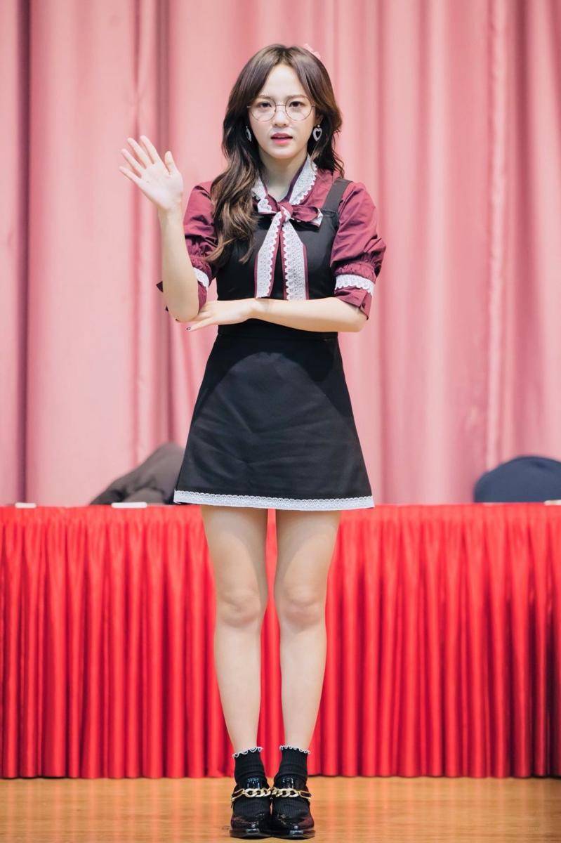 outfit girly Sejeong (twitter.com/karinaa00480465)