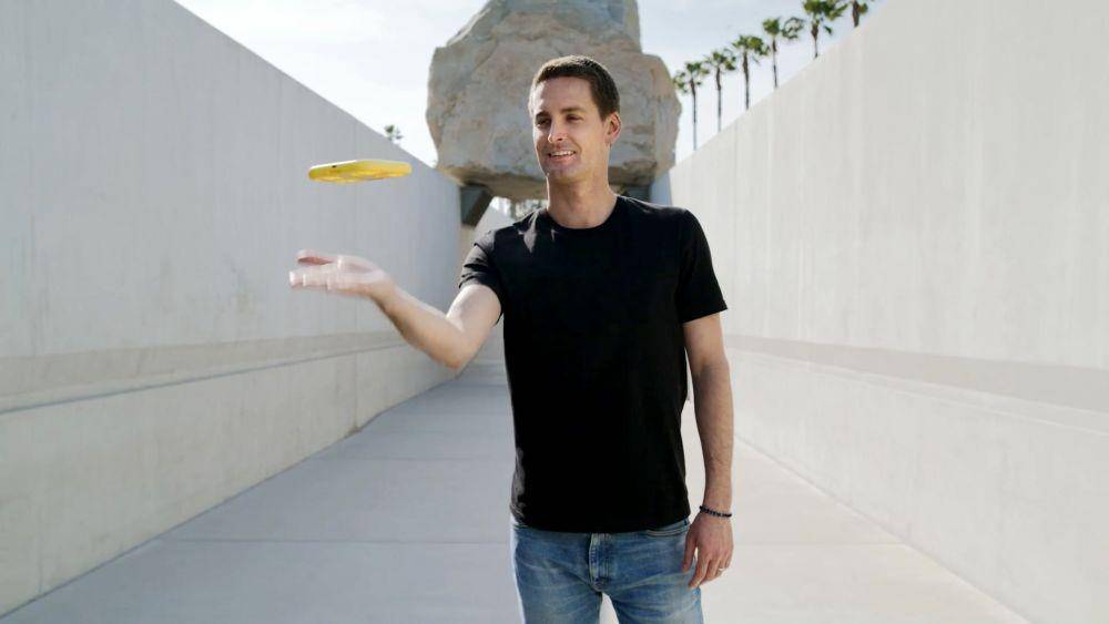 CEO dan pendiri Snap, Evan Spiegel, menunjukkan cara kerja drone Pixy. (Dokumentasi Snap)