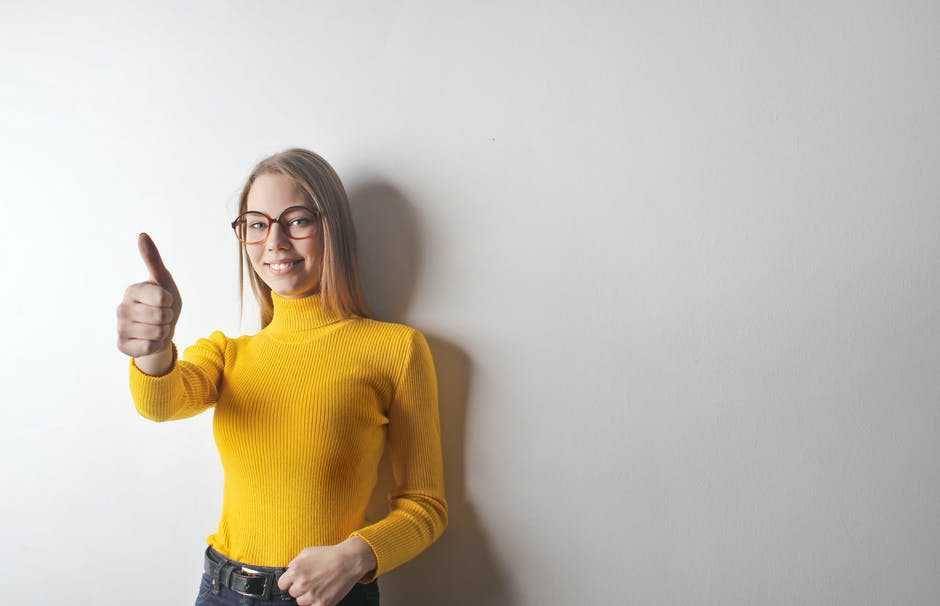 ilustrasi perempuan berdiri (pexels.com/Andrea Piacquadio)