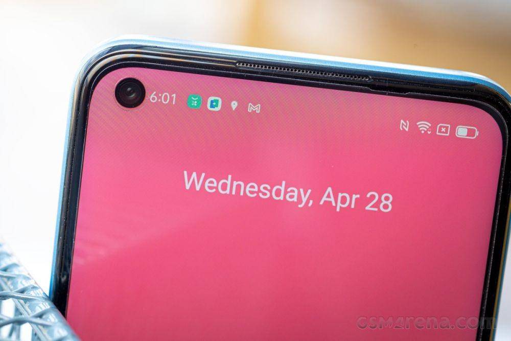 detail layar dan panel notifikasi Realme 8 5G (gsmarena.com)