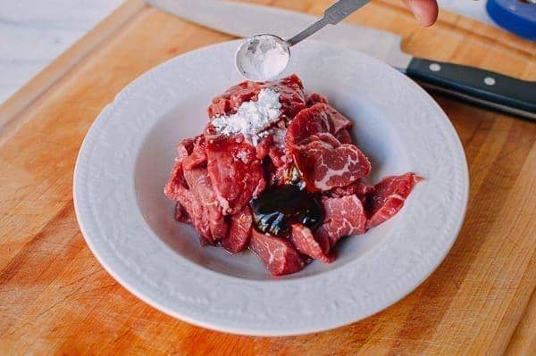 ilustrasi merendam daging dengan baking powder (cookingclassy.com)